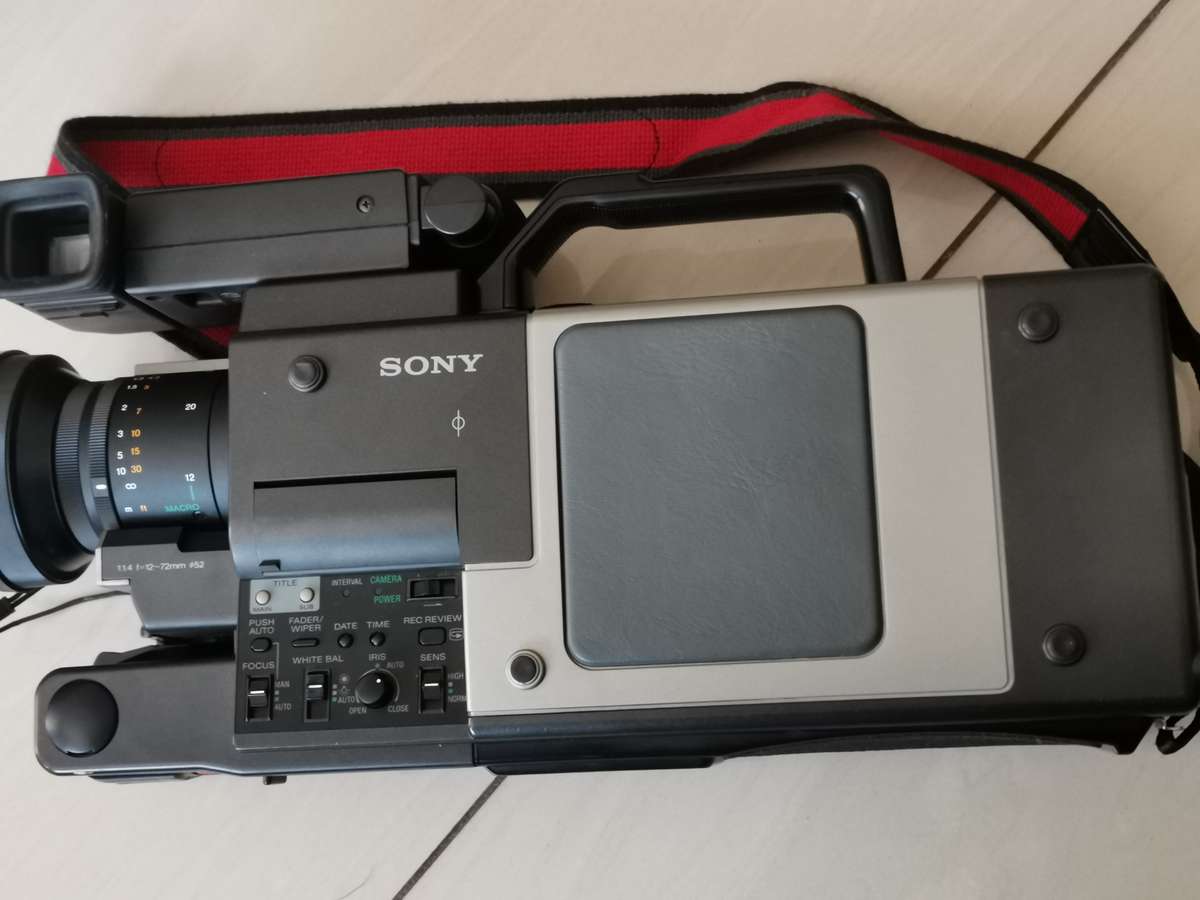 Vintage Sony video 8mm ccd-v100E camcorder and carry case