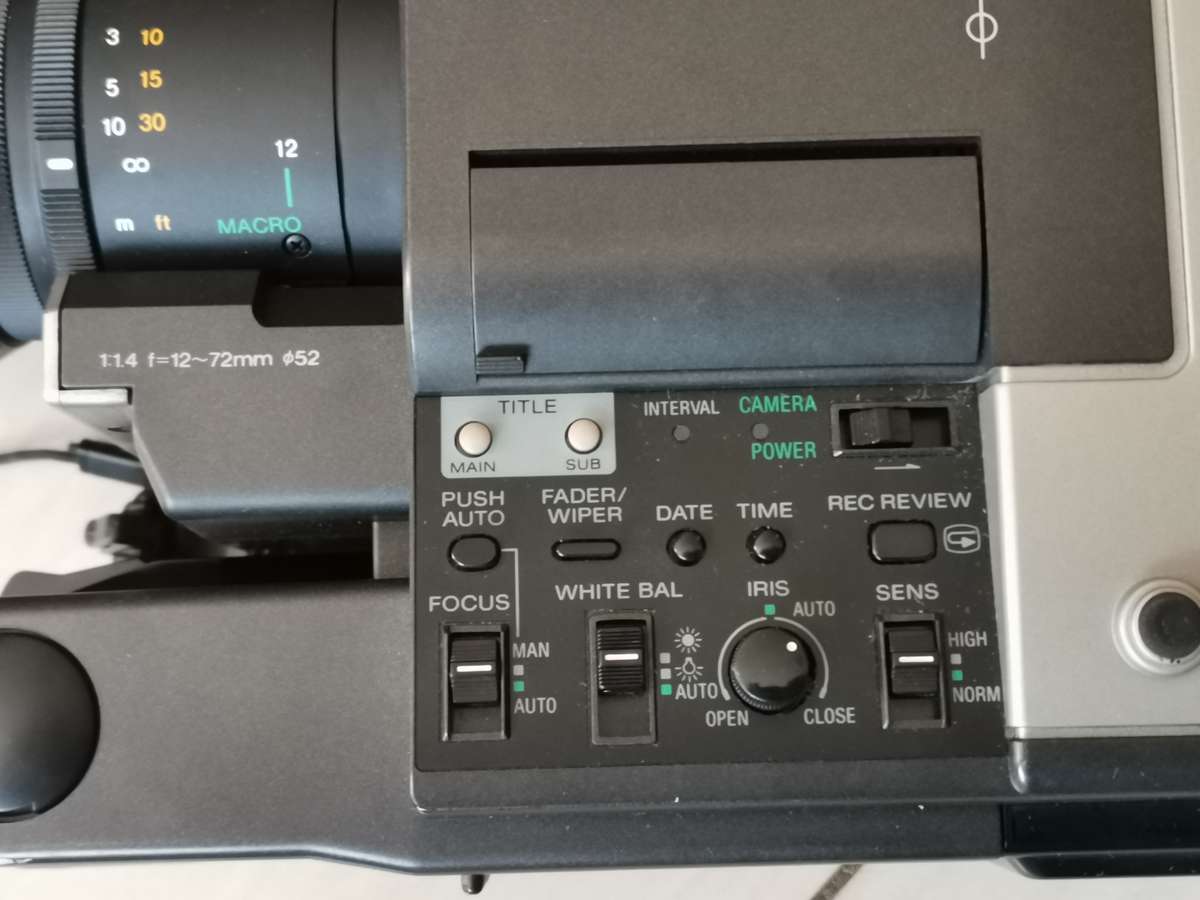 Vintage Sony video 8mm ccd-v100E camcorder and carry case