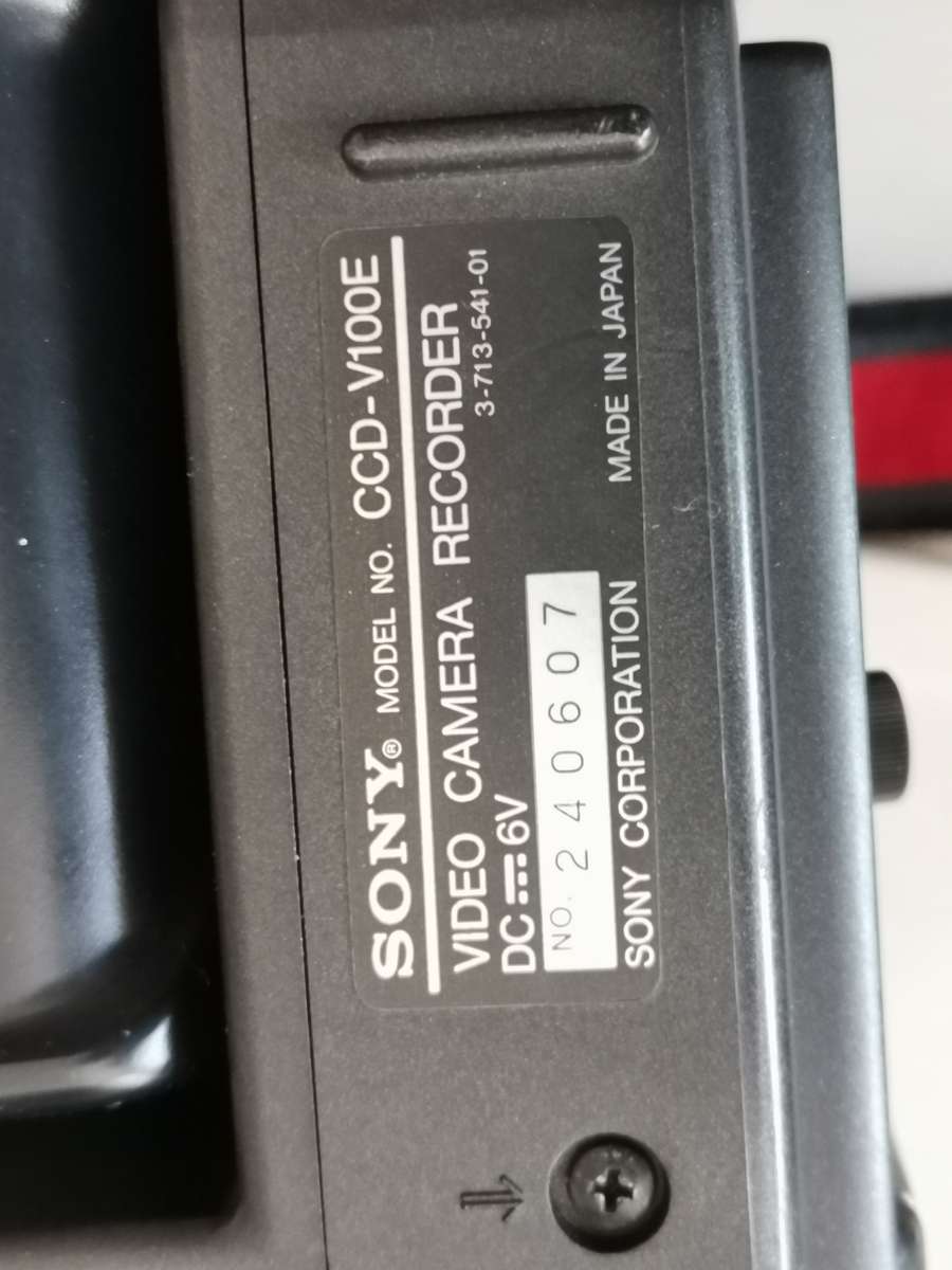 Vintage Sony video 8mm ccd-v100E camcorder and carry case