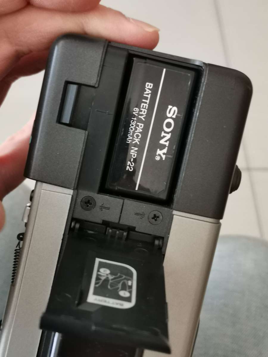 Vintage Sony video 8mm ccd-v100E camcorder and carry case