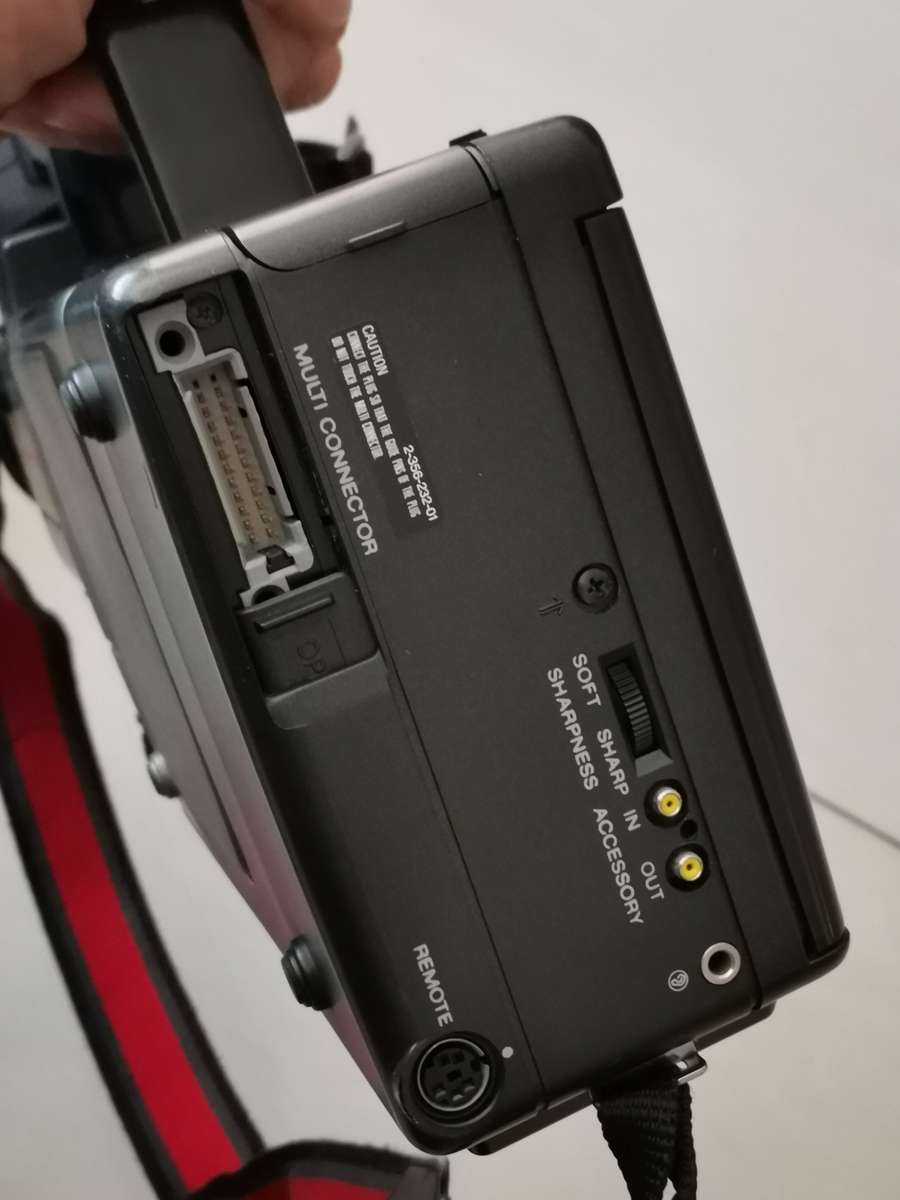 Vintage Sony video 8mm ccd-v100E camcorder and carry case