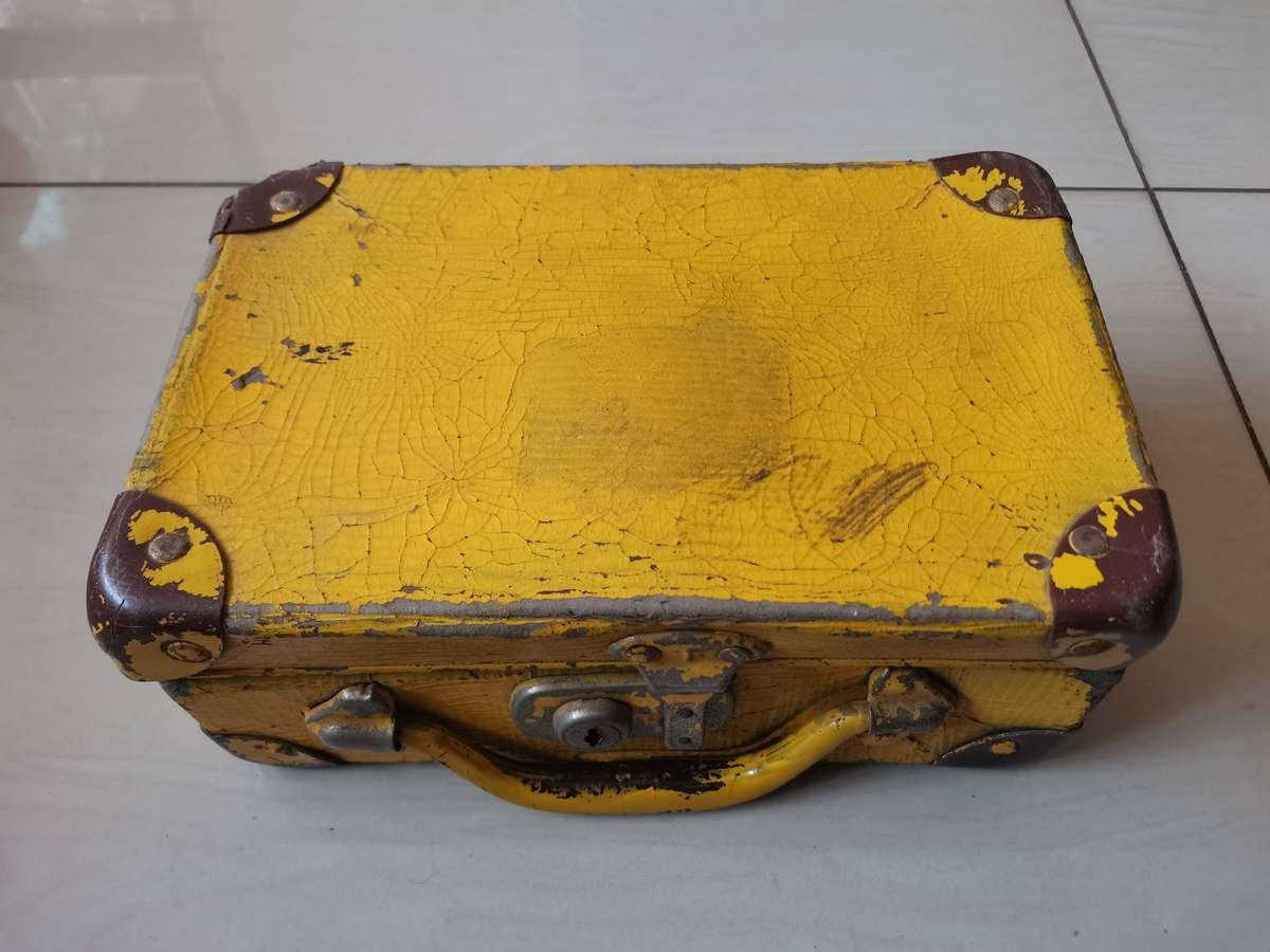 Huge vintage key collection in original vintage school bag as found