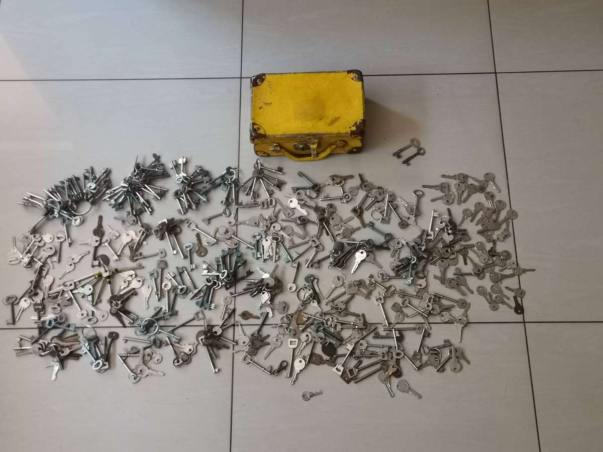 Huge vintage key collection in original vintage school bag as found