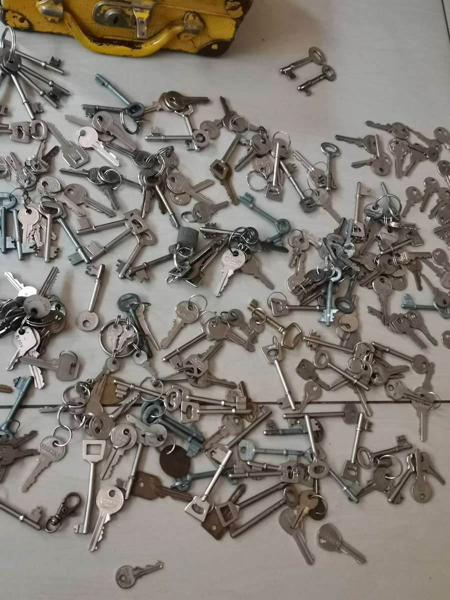 Huge vintage key collection in original vintage school bag as found