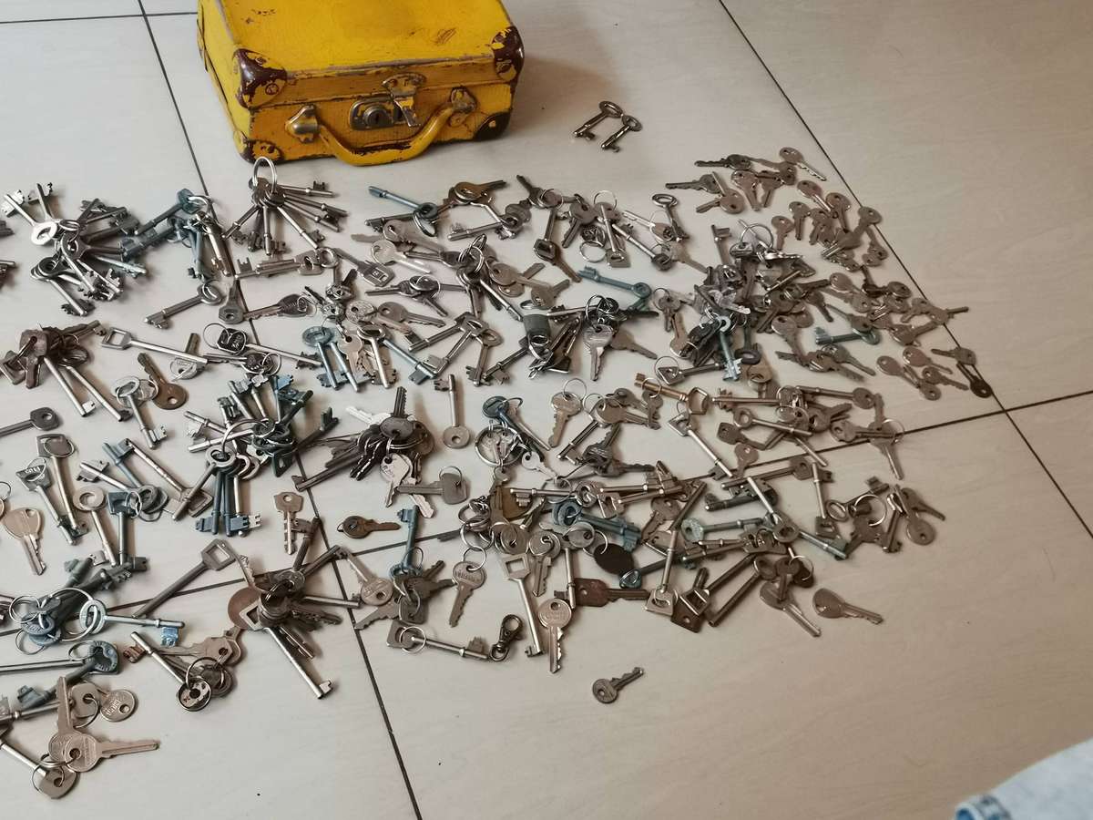 Huge vintage key collection in original vintage school bag as found