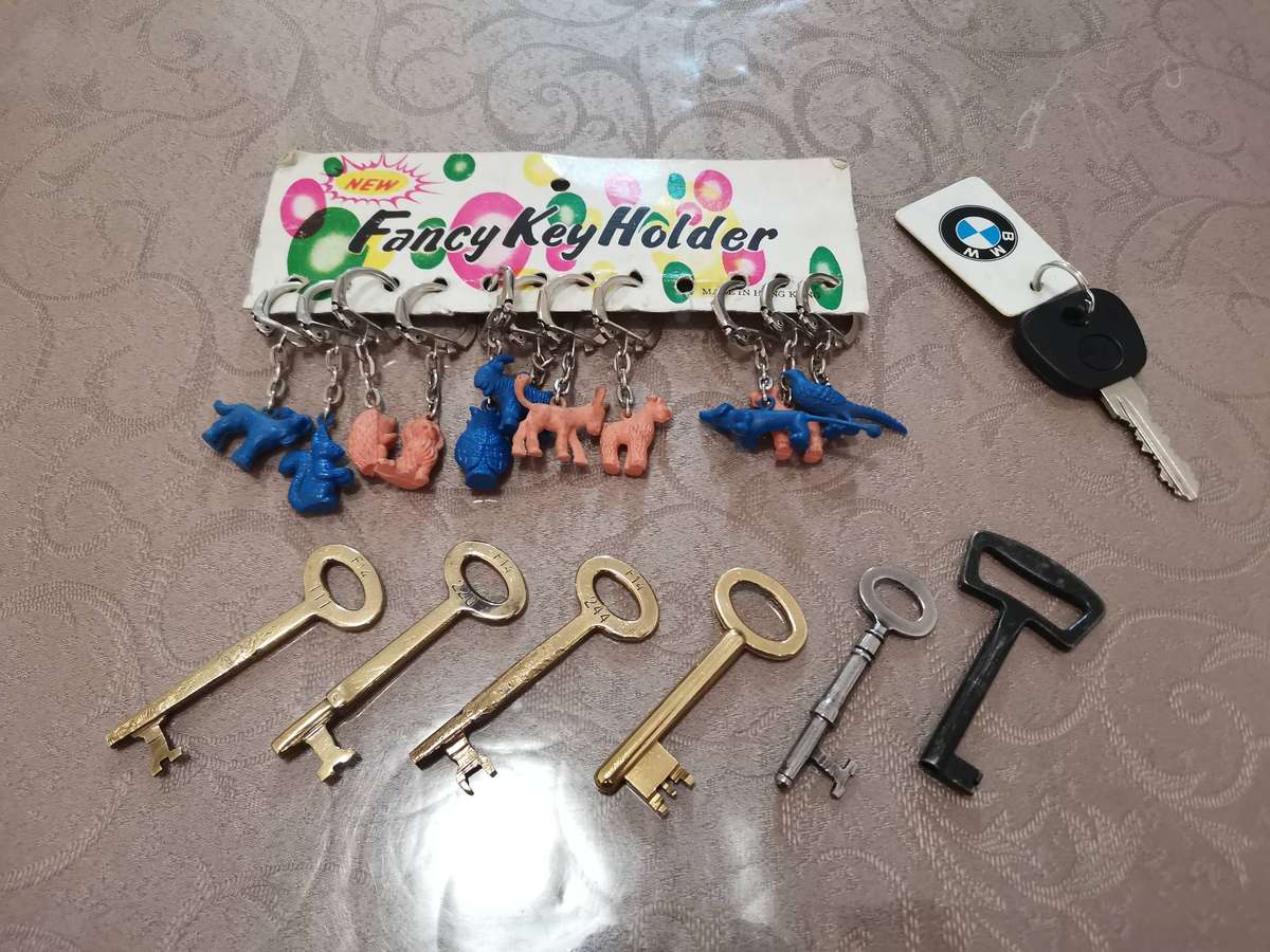 Lot of vintage keys and keyrings