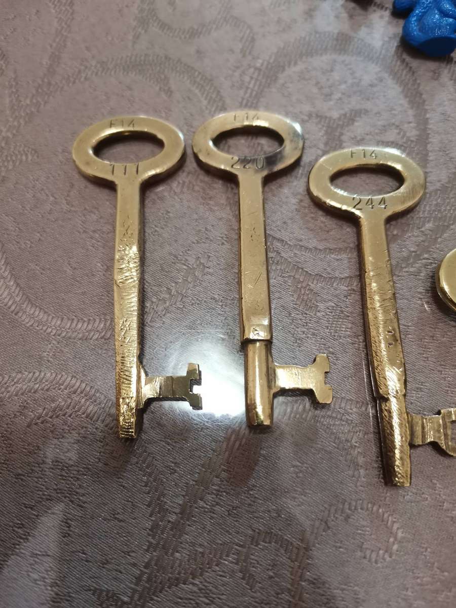 Lot of vintage keys and keyrings