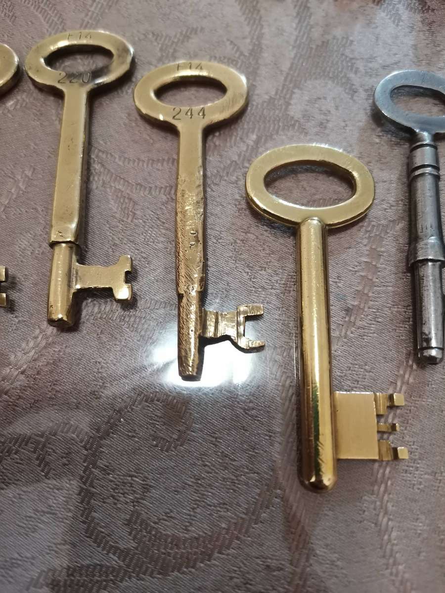 Lot of vintage keys and keyrings