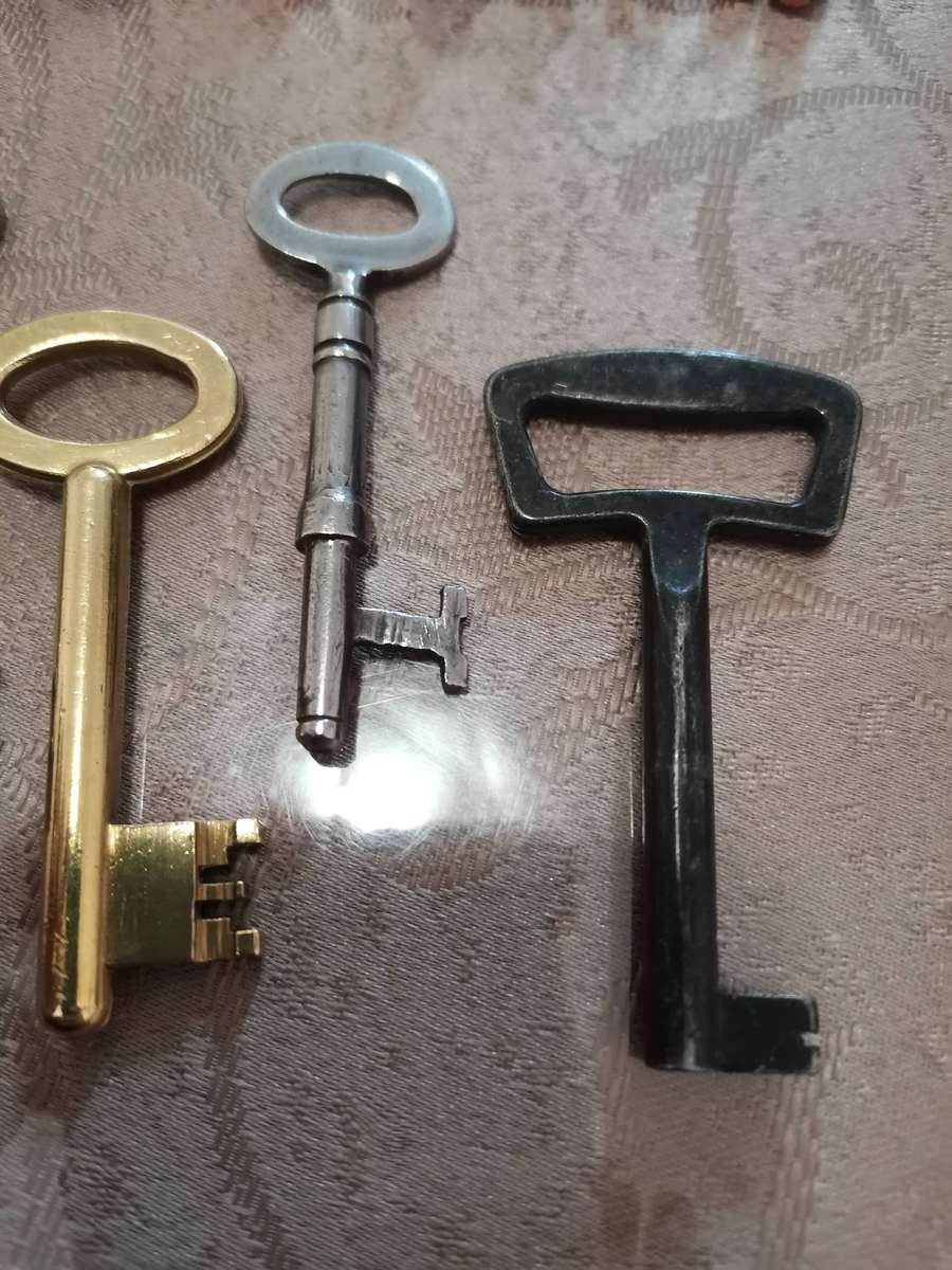 Lot of vintage keys and keyrings