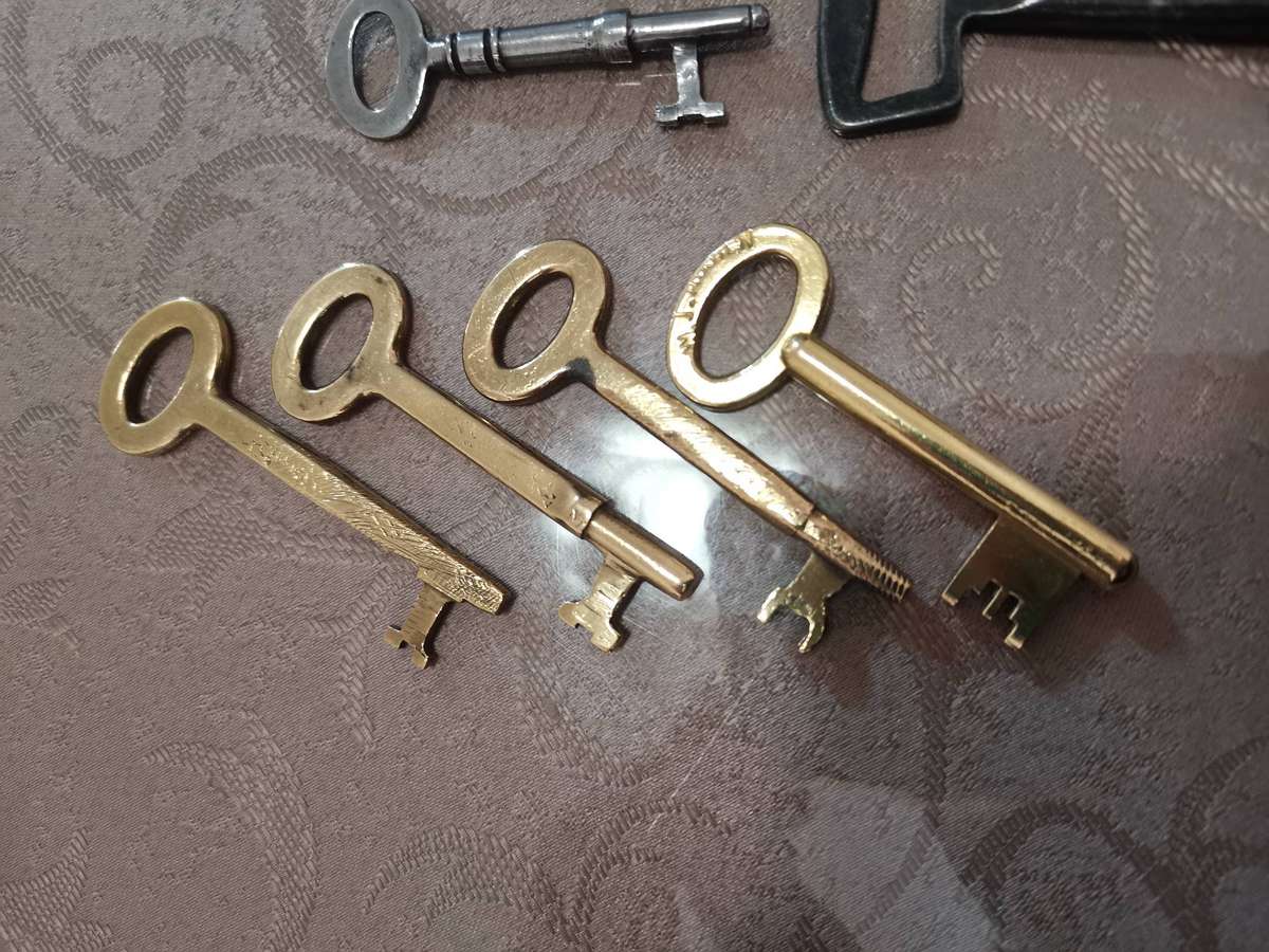 Lot of vintage keys and keyrings