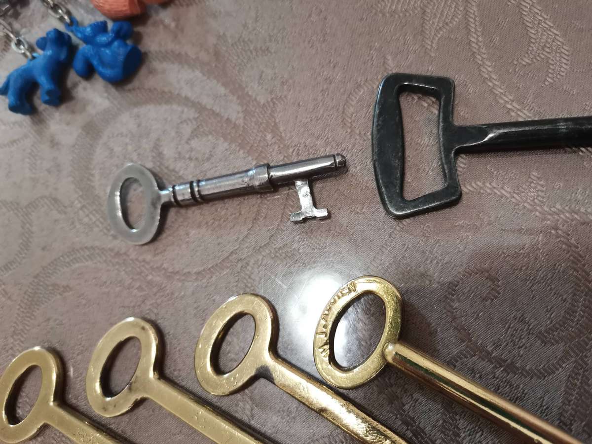 Lot of vintage keys and keyrings