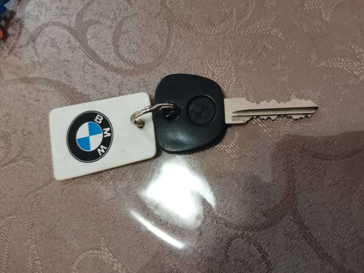 Lot of vintage keys and keyrings