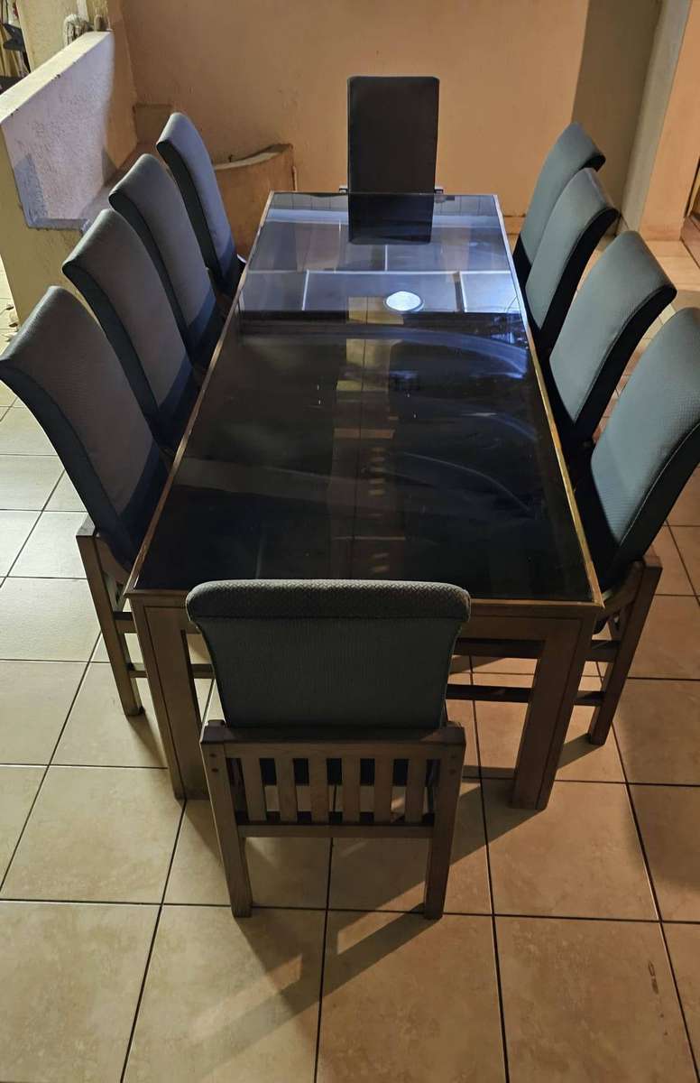 10-Seater Table With Glass Top With x10 Chairs