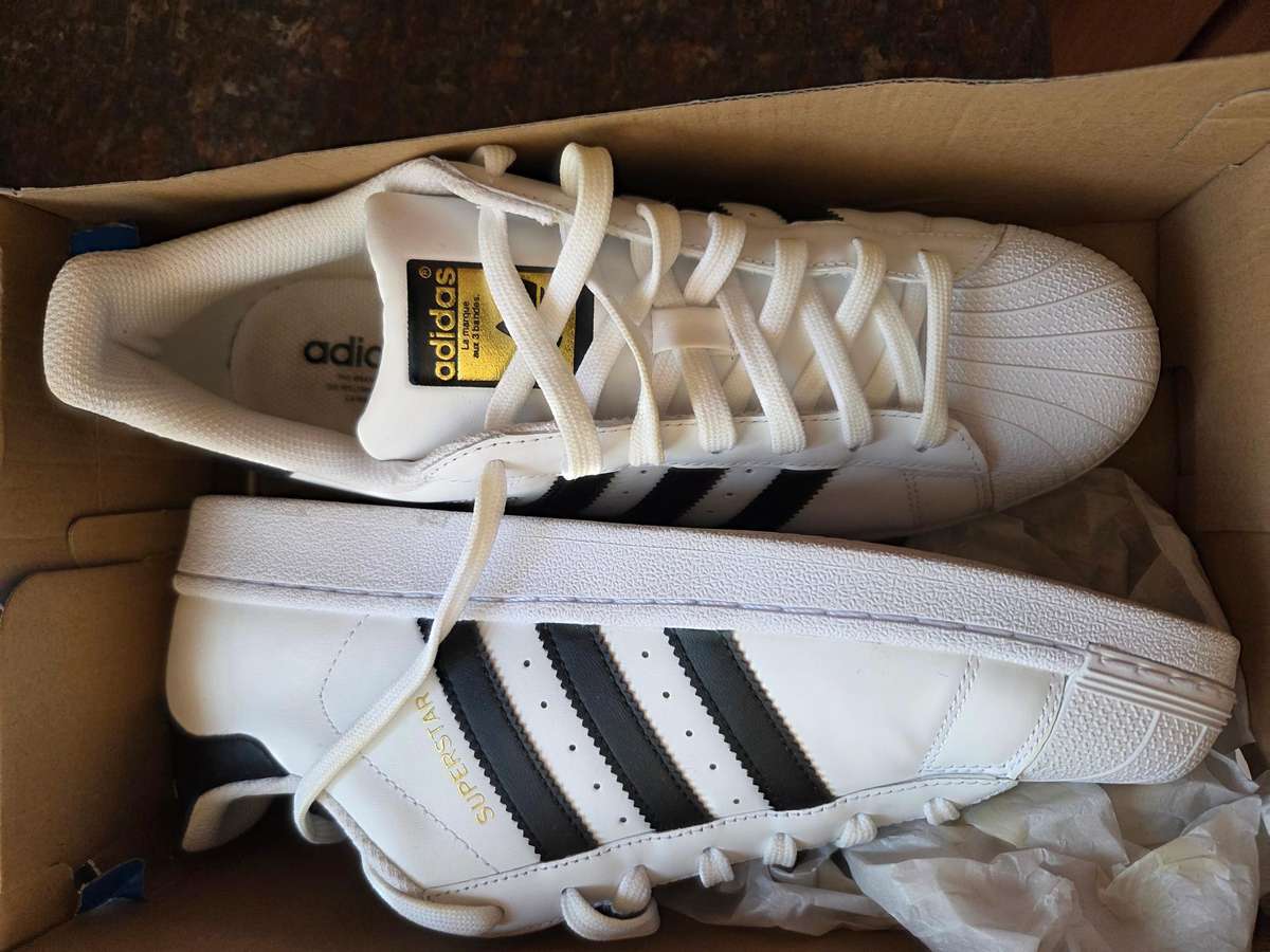 LIKE NEW ADIDAS SUPERSTAR