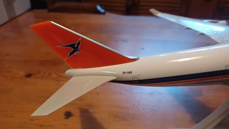 B747-400 SOUTH AFRICAN AIRWAYS ZS-SAV DURBAN ABS Plastic Snap-Fit Model Scale 1 / 200