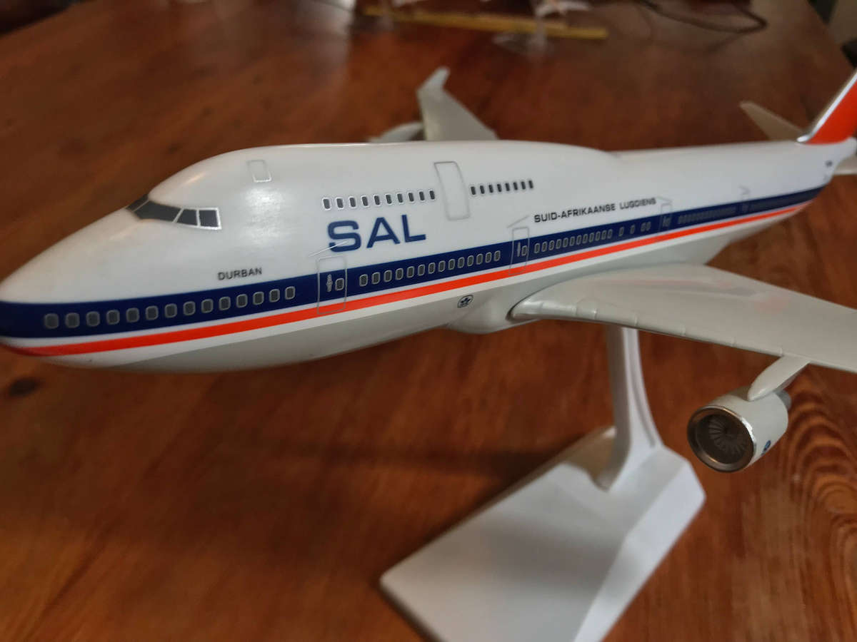 SAL 747/400 - ZS-SAV- Scale 1/200 Plastic Snapfit - New in Box
