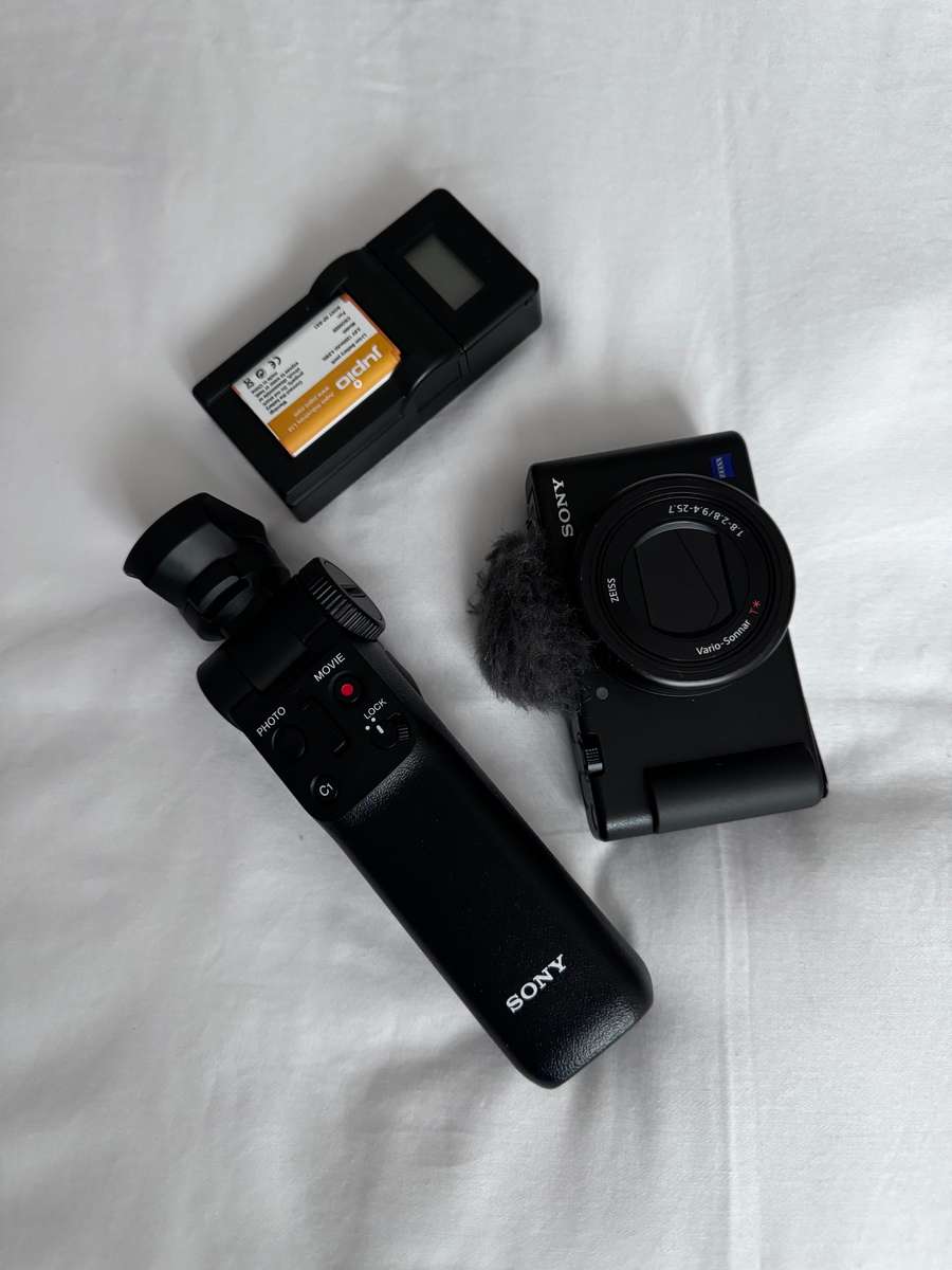 SONY ZV VLOGGING CAMERA WITH WIRELESS SHOOTING GRIP