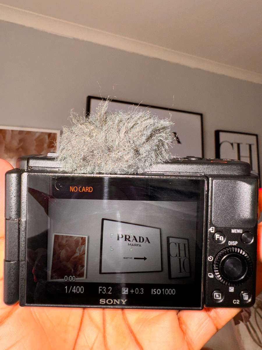 SONY ZV VLOGGING CAMERA WITH WIRELESS SHOOTING GRIP