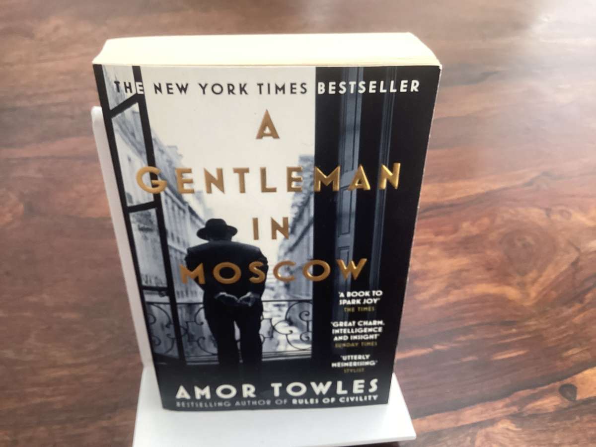 A Gentleman in Moscow, bestseller by Amor Towles. Paperback in excellent condition.
