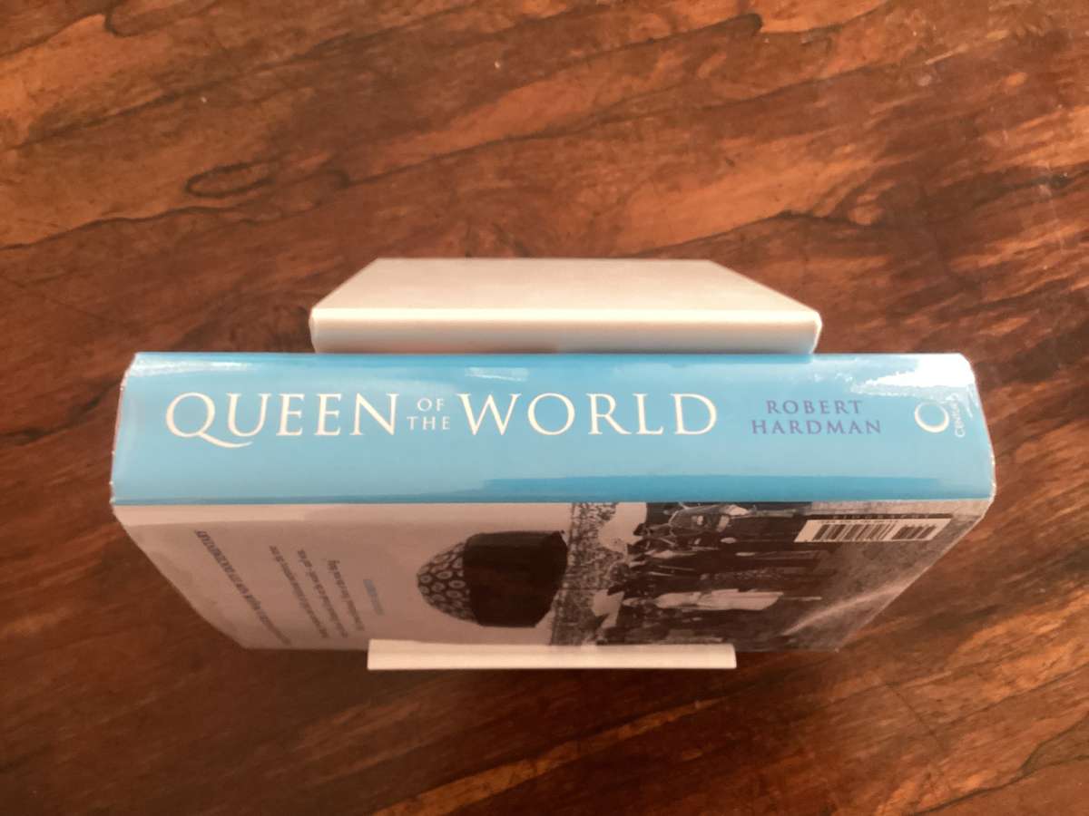 Queen of The World. Hardcover (578 pages), in excellent condition.