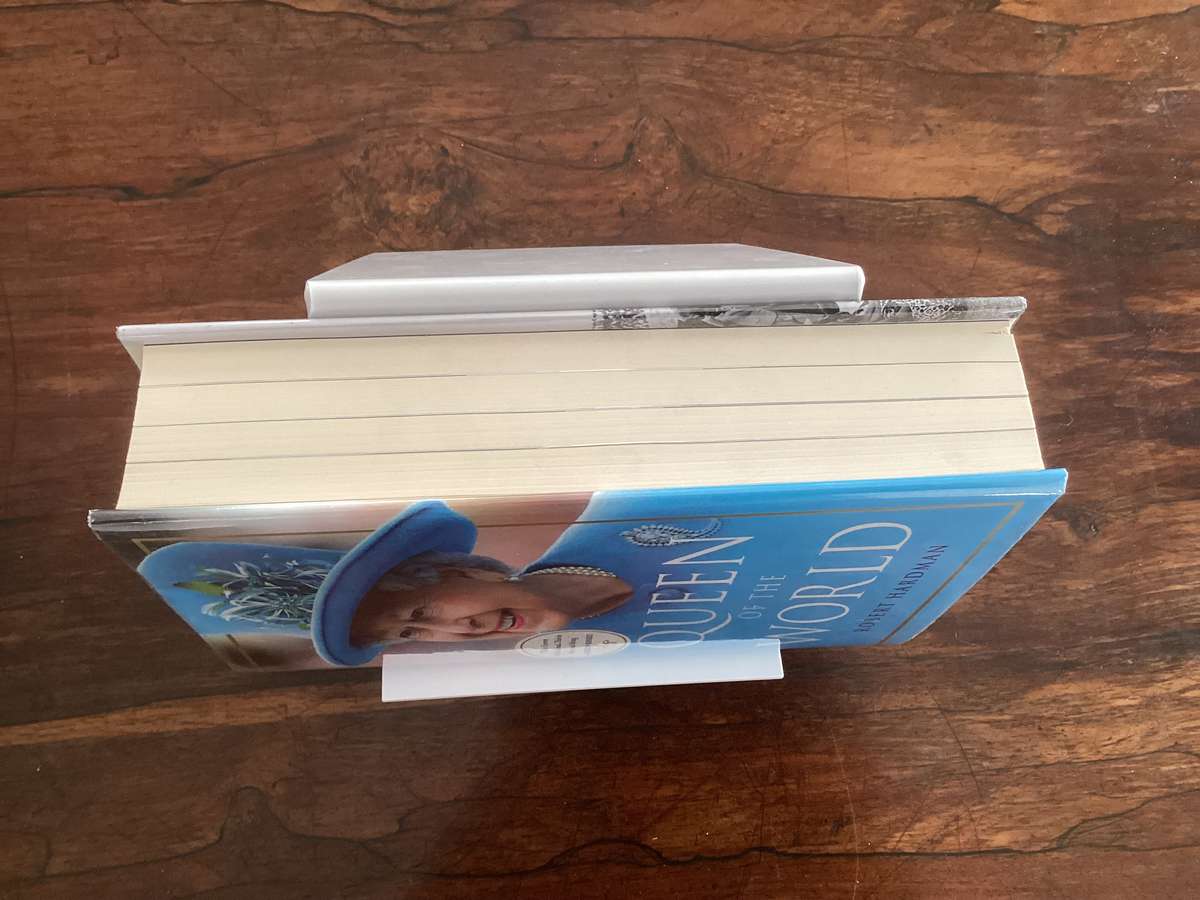 Queen of The World. Hardcover (578 pages), in excellent condition.