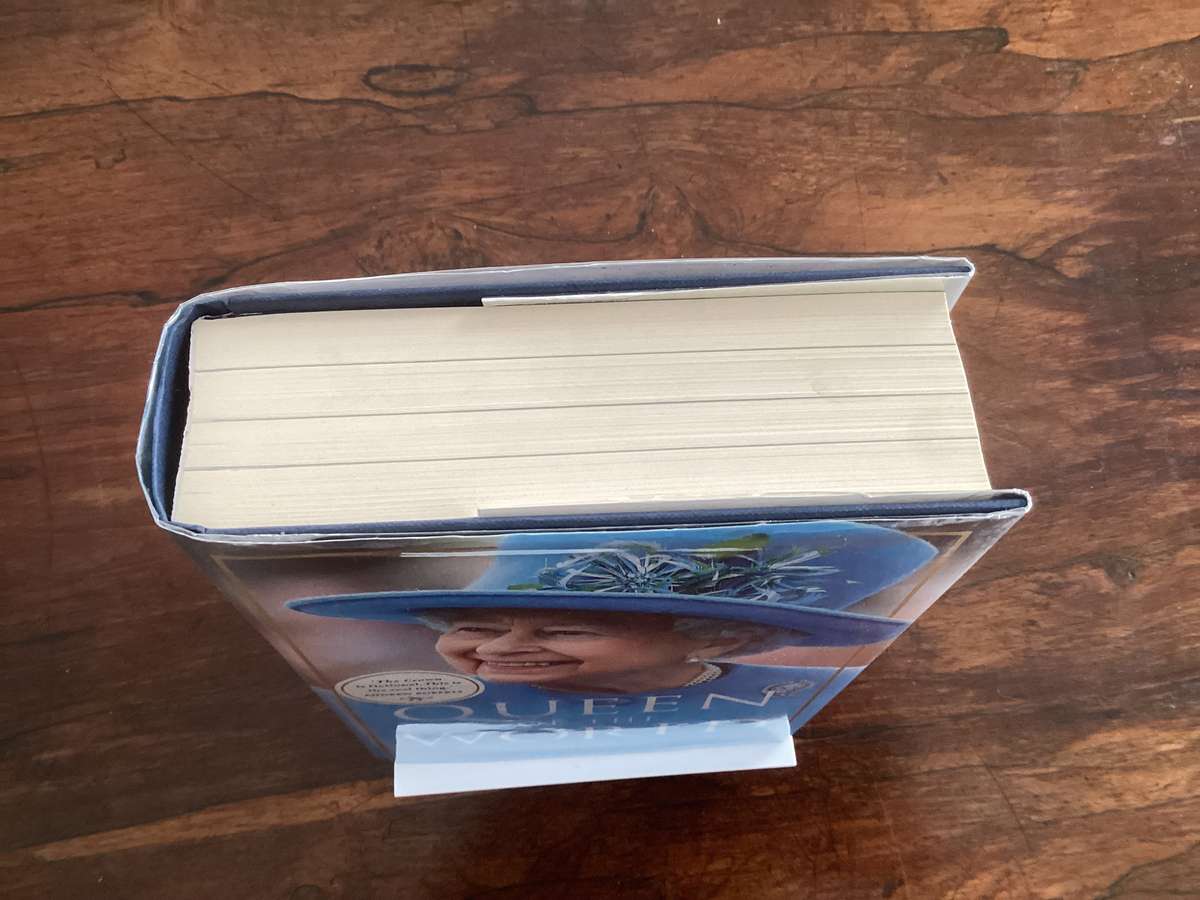 Queen of The World. Hardcover (578 pages), in excellent condition.