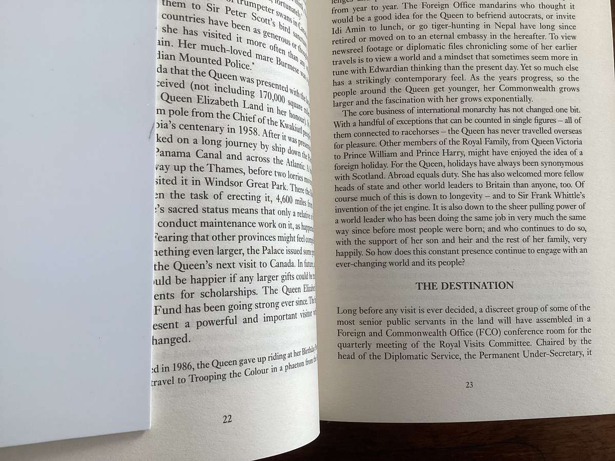 Queen of The World. Hardcover (578 pages), in excellent condition.