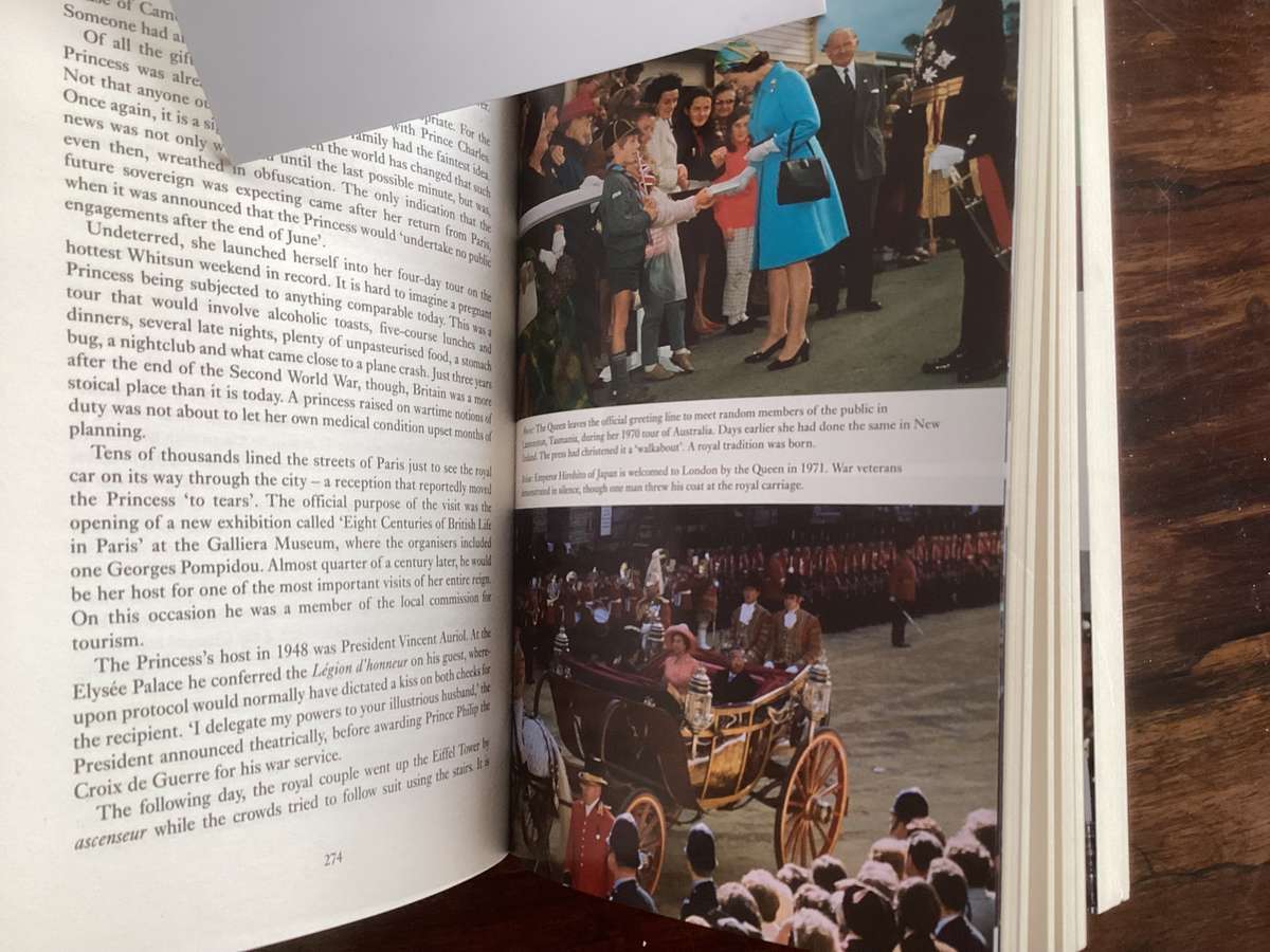 Queen of The World. Hardcover (578 pages), in excellent condition.