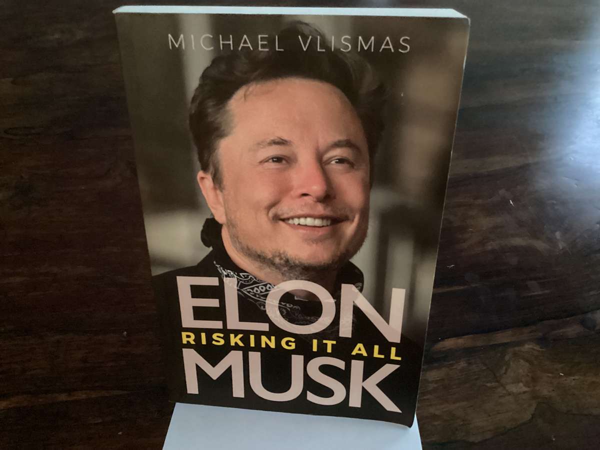 ELON MUSK Risking it all (2022), by Michael Vlismas. Paperback in V Good condition.