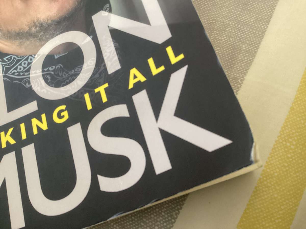 ELON MUSK Risking it all (2022), by Michael Vlismas. Paperback in V Good condition.
