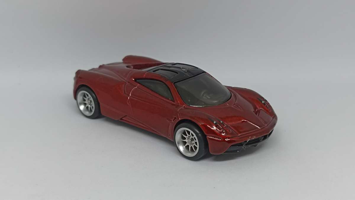 Hotwheels Pagani Huayra. Wheel swapped