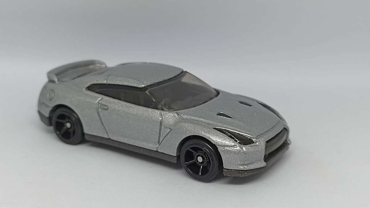1:64 scale Nissan Skyline R35 GTR Fast and Furious. Hot wheels Premium.