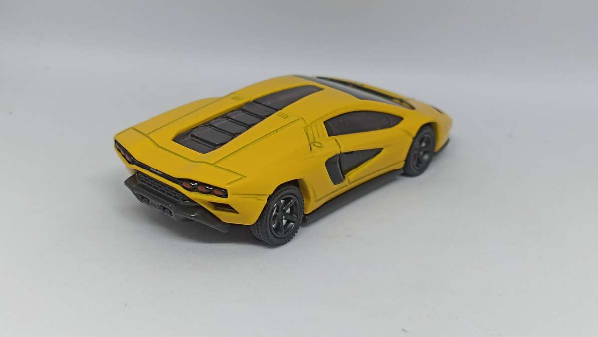 Tomica Lamborghini Countach scale 1/64