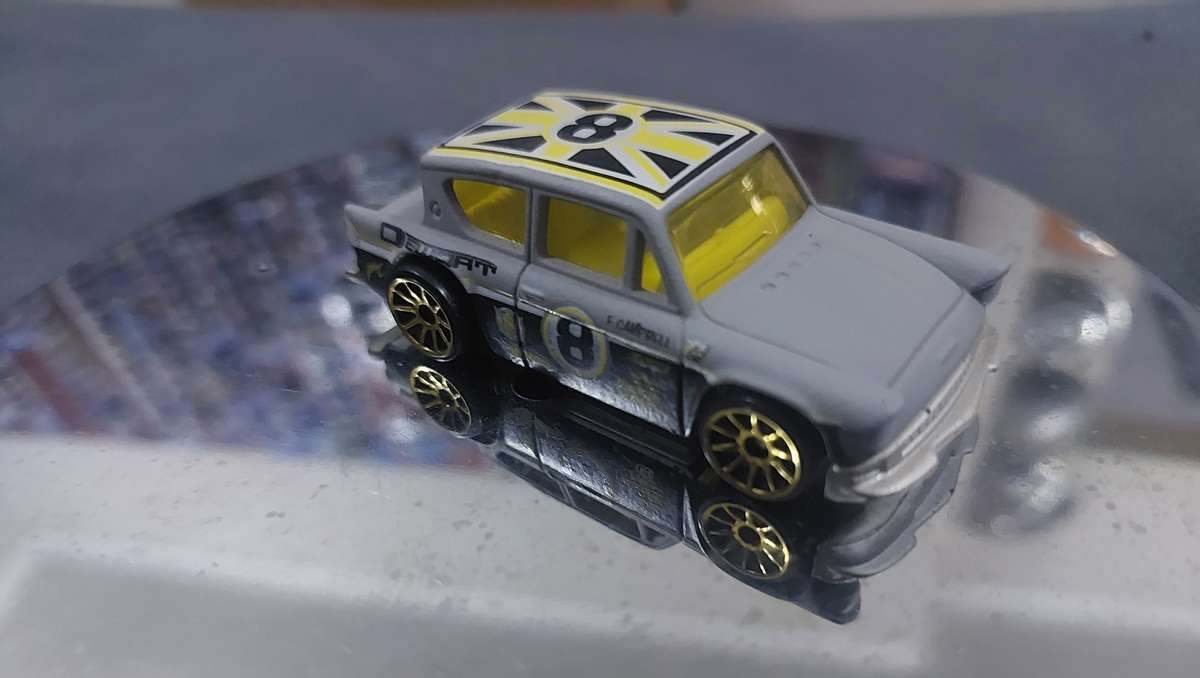HOT WHEELS FORD ANGLIA 105E