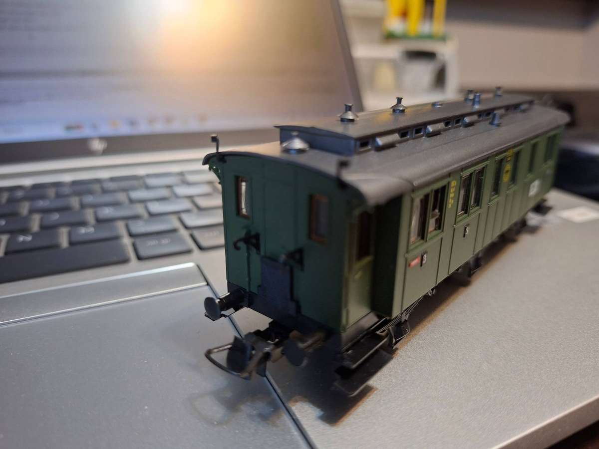 Roco 4207 2nd/3rd class passenger car of the DRG