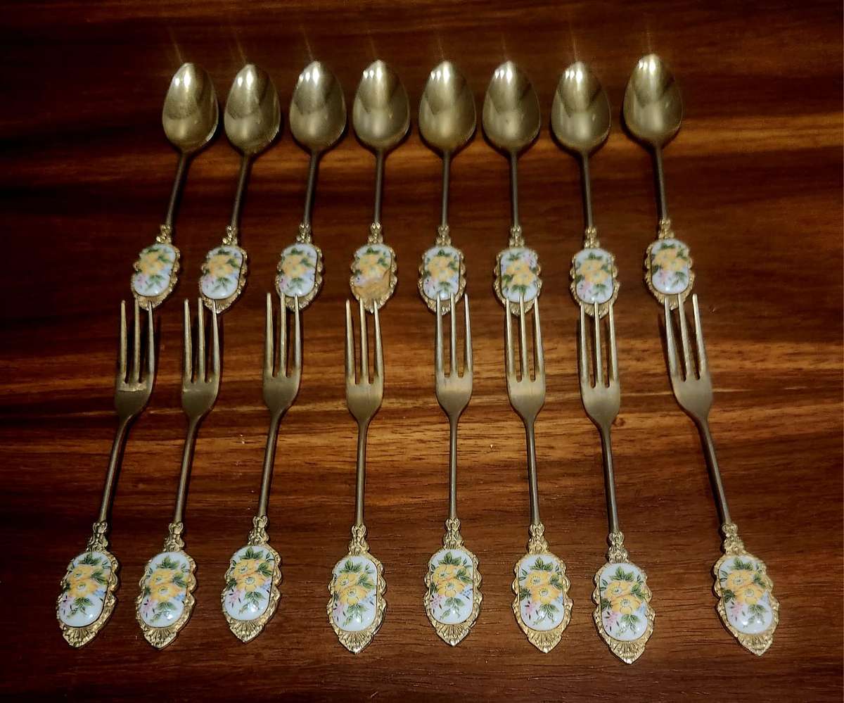 8x Cake forks & 8x tea spoons