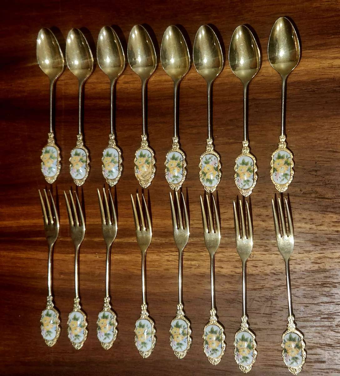 8x Cake forks & 8x tea spoons