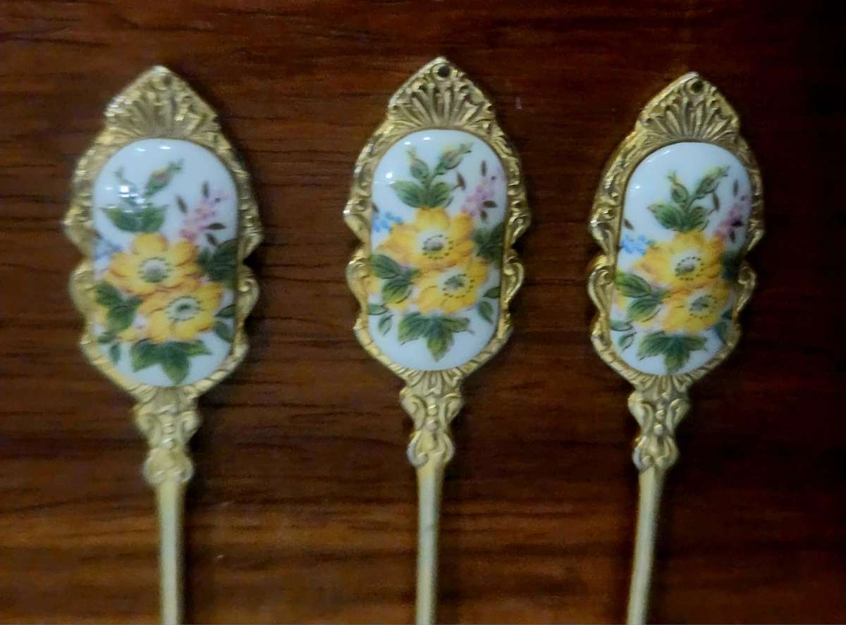 8x Cake forks & 8x tea spoons