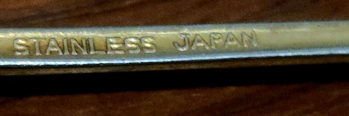 8x Cake forks & 8x tea spoons