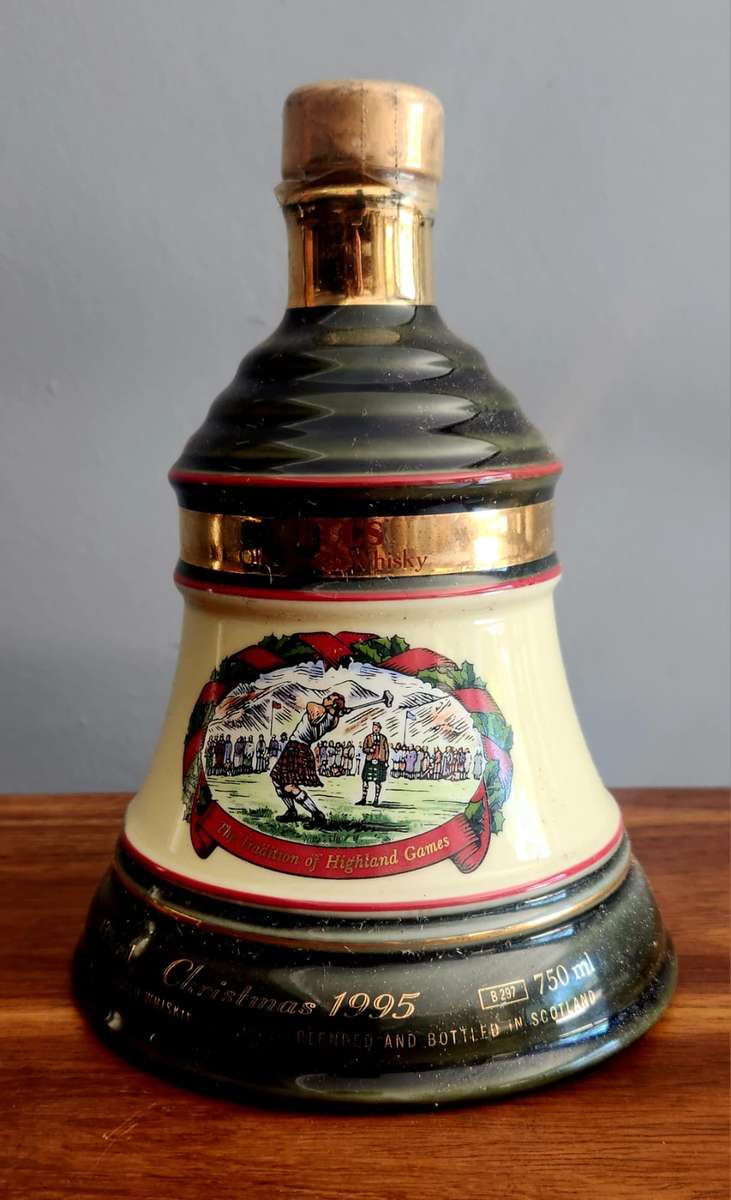 Wiskey Decanter Christmas 1995 Arthur Bell &Son,s