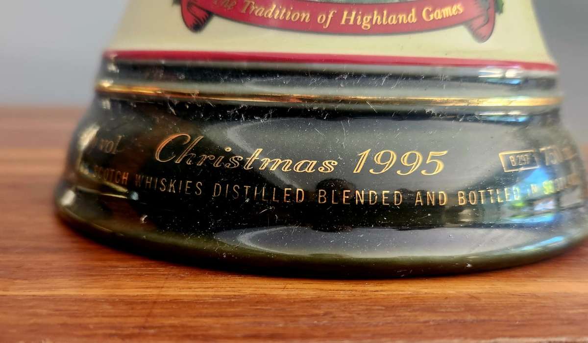 Wiskey Decanter Christmas 1995 Arthur Bell &Son,s