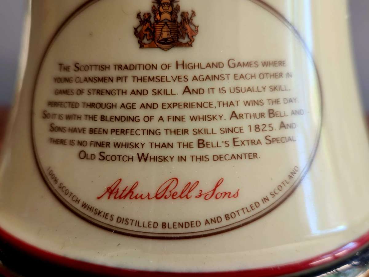 Wiskey Decanter Christmas 1995 Arthur Bell &Son,s