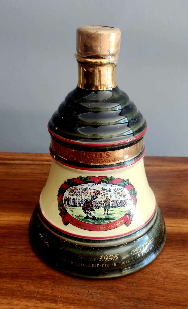 Wiskey Decanter Christmas 1995 Arthur Bell &Son,s