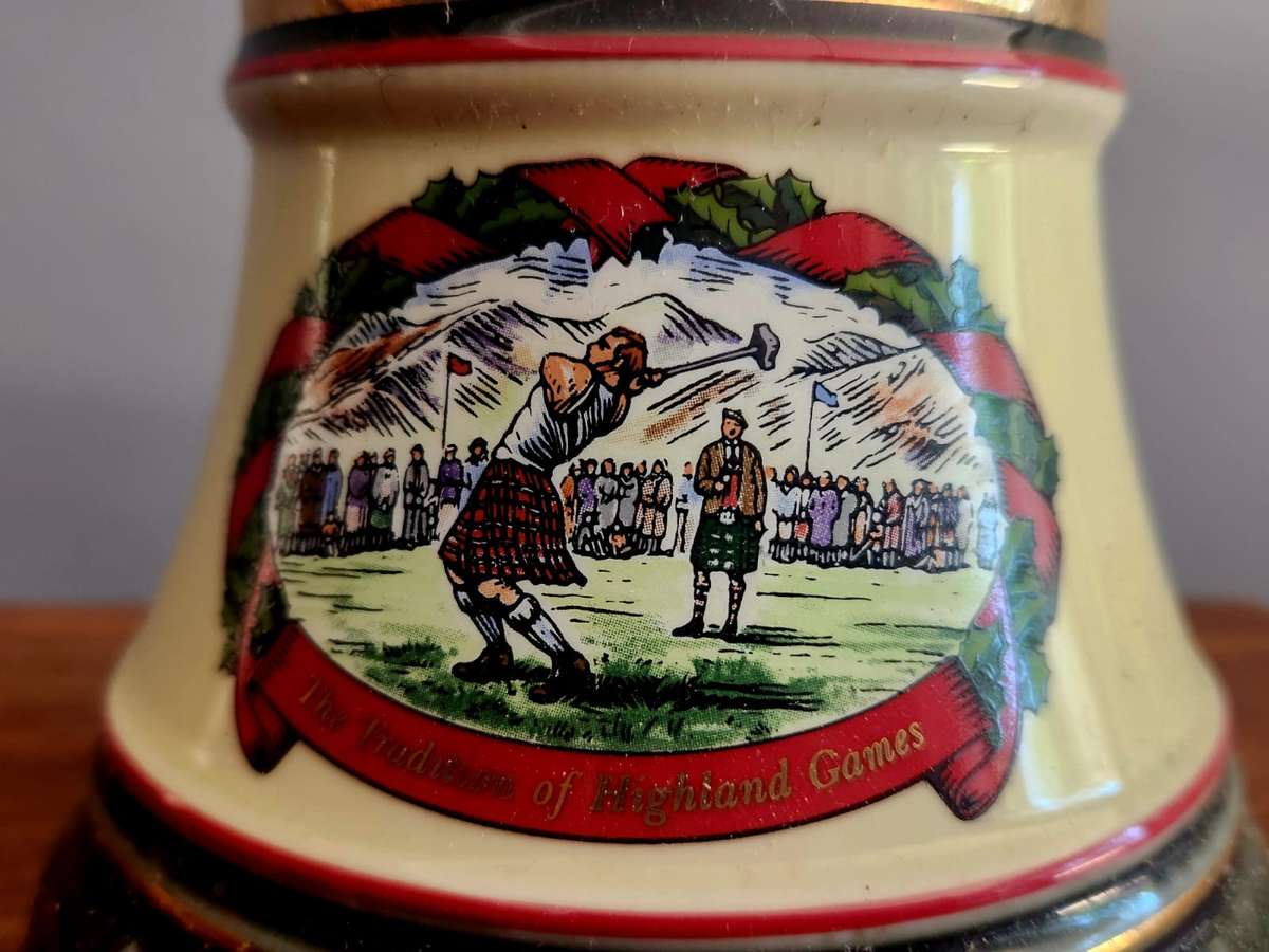 Wiskey Decanter Christmas 1995 Arthur Bell &Son,s