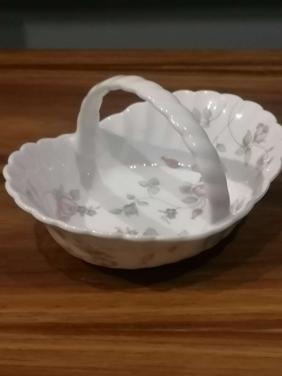 PORCELAIN CANDY HOLDER