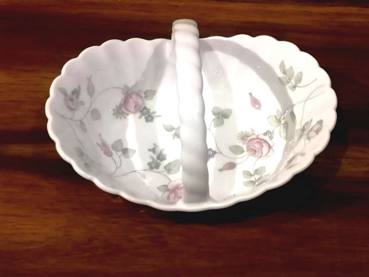 PORCELAIN CANDY HOLDER