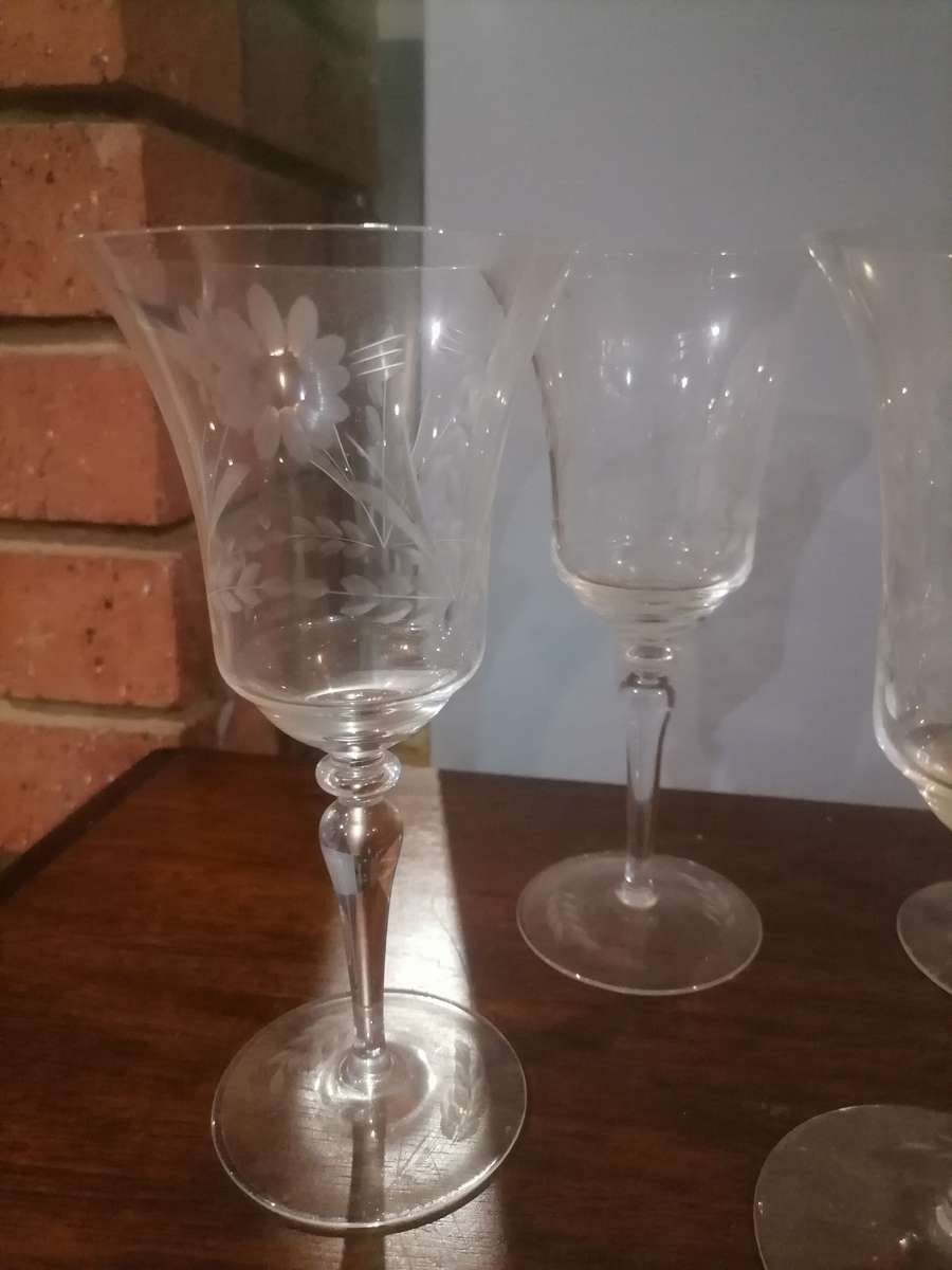 4 x LARGE VINTAGE ANTIQUE ETCHED WINE GLASSES (FLORAL)