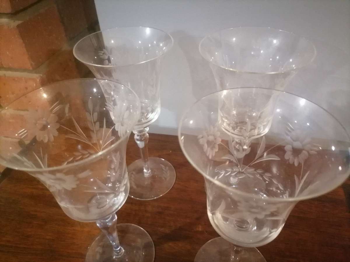 4 x LARGE VINTAGE ANTIQUE ETCHED WINE GLASSES (FLORAL)