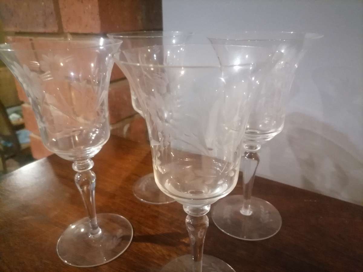 4 x LARGE VINTAGE ANTIQUE ETCHED WINE GLASSES (FLORAL)