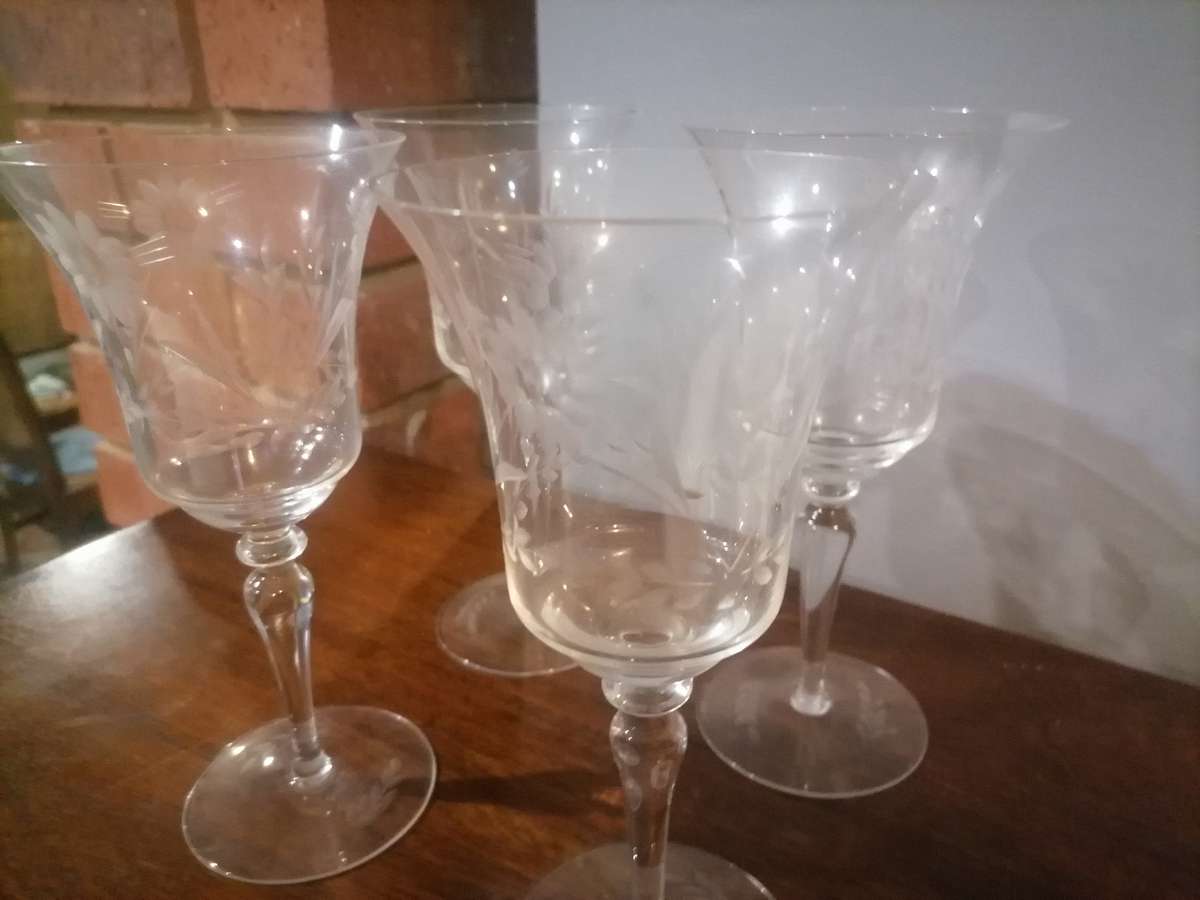 4 x LARGE VINTAGE ANTIQUE ETCHED WINE GLASSES (FLORAL)
